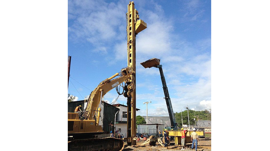 Mástil y Martillo Vibratorio sobre Excavadora - John Deere 450LC